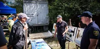 Рятувальники проводять заняття з мінної безпеки у Вишневому після обстрілу