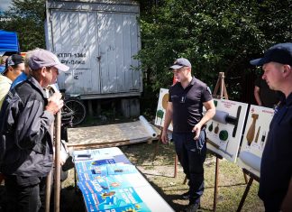 У Вишневому рятувальники проводять заняття з мінної безпеки після ракетного удару Рятувальники проводять заняття з мінної безпеки у Вишневому після обстрілу