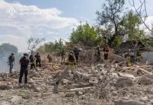 У Ясній Поляні на Донеччині загинули двоє людей після атаки РФ Рятувальники працюють біля пошкодженого приватного будинку після атаки на Ясну Поляну