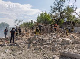 Рятувальники працюють біля пошкодженого приватного будинку після атаки на Ясну Поляну