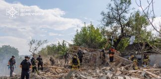 У Ясній Поляні на Донеччині загинули двоє людей після атаки РФ Рятувальники працюють біля пошкодженого приватного будинку після атаки на Ясну Поляну