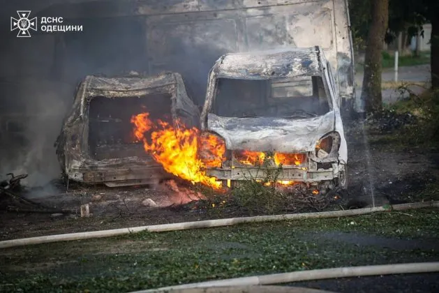 Пожежа автомобілів після ракетного удару по Одесі