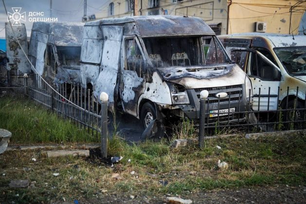 Пошкоджені автомобілі внаслідок російського удару по Одесі