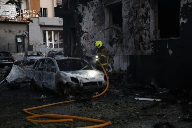 Згорілі автомобілі після російської атаки на Київ