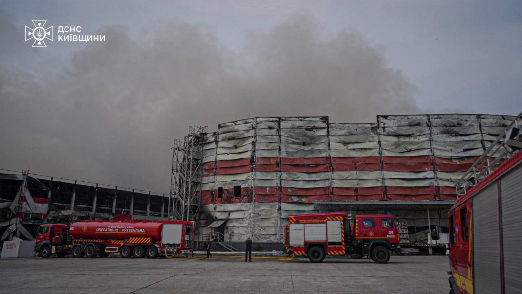 Warehouses Firefighters are putting out a fire at some warehouse buildings in the Kyiv region
