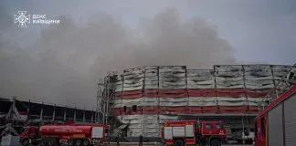 На Київщині завершили ліквідацію масштабної пожежі після атаки РФ Рятувальники ліквідовують пожежу на складських будівлях у Київській області
