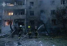 Росіяни атакували Суми та завдали повторних ударів по рятувальниках Рятувальники гасять пожежу в пошкодженій багатоповерхівці у Сумах після атаки РФ