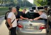 У Дніпрі напали на волонтера та викрали гроші на авто для ЗСУ Правоохоронці під час слідчих дій у справі про напад на волонтера в Дніпрі