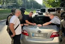 У Дніпрі напали на волонтера та викрали гроші на авто для ЗСУ Правоохоронці під час слідчих дій у справі про напад на волонтера в Дніпрі