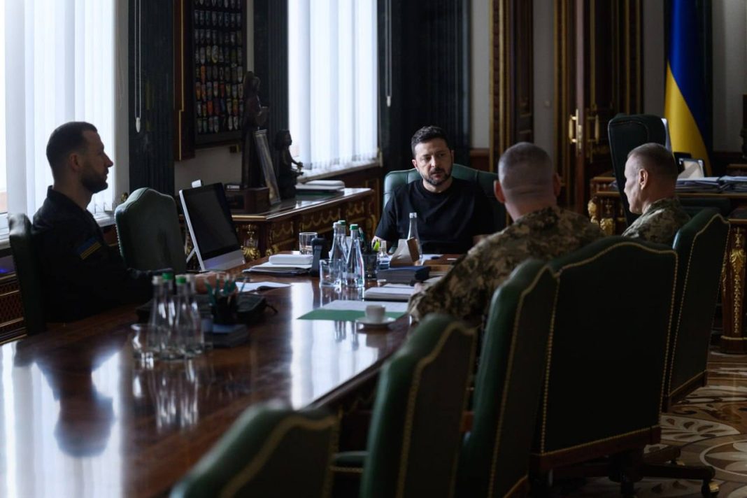 Зеленський під час наради з військовими Володимир Зеленський під час наради з військовими
