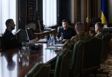 Зеленський обговорив із командирами корпусів захист Херсона і Нікополя Володимир Зеленський під час наради з військовими