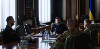 Зеленський обговорив із командирами корпусів захист Херсона і Нікополя Володимир Зеленський під час наради з військовими
