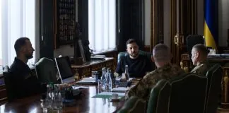 Зеленський обговорив із командирами корпусів захист Херсона і Нікополя Володимир Зеленський під час наради з військовими