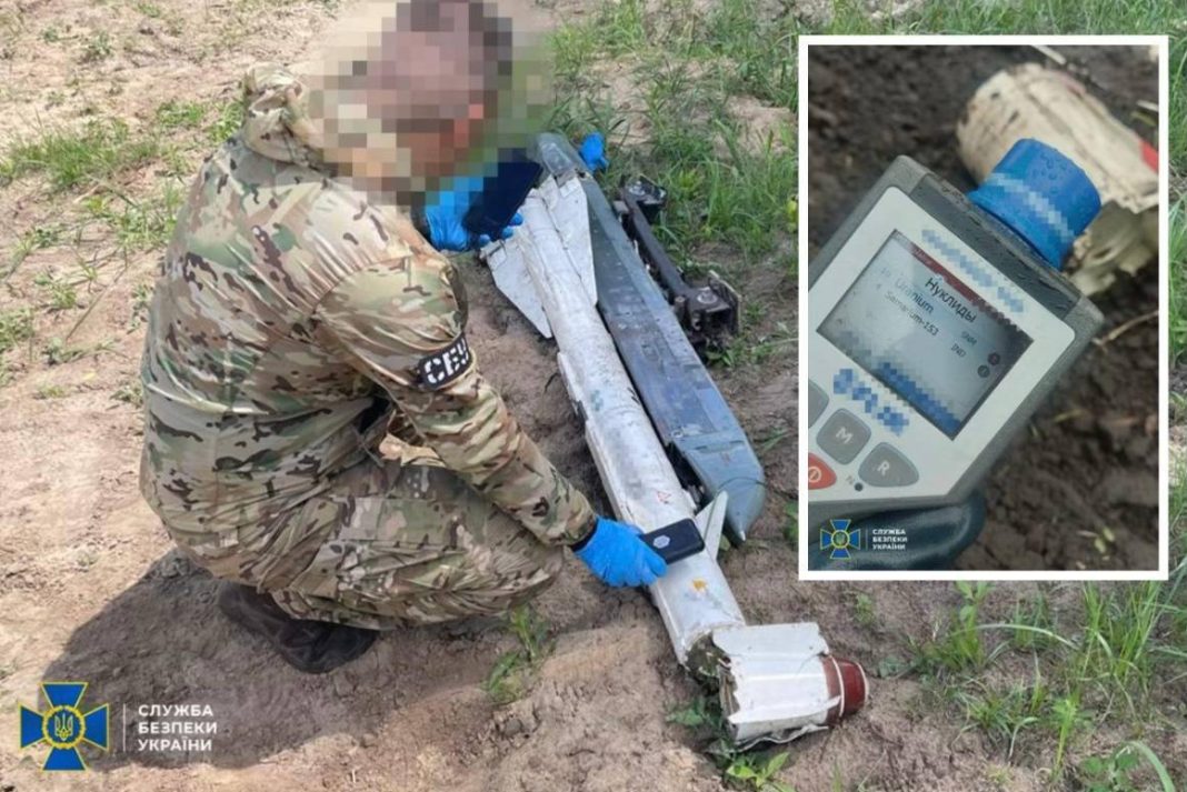 Фахівець СБУ перевіряє уламки російського боєприпасу на рівень радіації