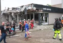 Рятувальники працюють біля пошкодженої після авіаудару будівлі в Запоріжжі