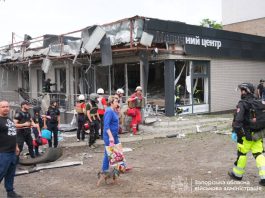 Росія вдарила КАБами по Запоріжжю: під завалами можуть бути люди Рятувальники працюють біля пошкодженої після авіаудару будівлі в Запоріжжі