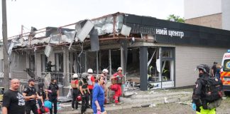 Russia has struck Zaporizhzhia with KAB bombs: there may be people trapped under the rubble Рятувальники працюють біля пошкодженої після авіаудару будівлі в Запоріжжі