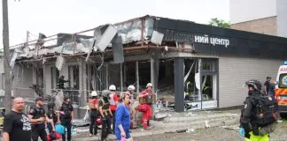 Рятувальники працюють біля пошкодженої після авіаудару будівлі в Запоріжжі