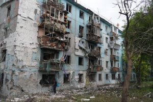 Пошкоджена російським ударом багатоповерхівка в Запоріжжі