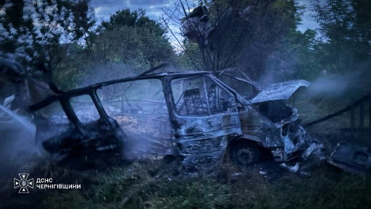 Згорілий мікроавтобус після атаки БпЛА на Чернігівщині