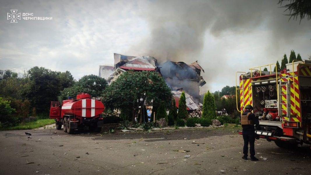 Наслідки атаки безпілотника на Чернігівщині Рятувальники ліквідовують пожежу після атаки безпілотника на Чернігівщині
