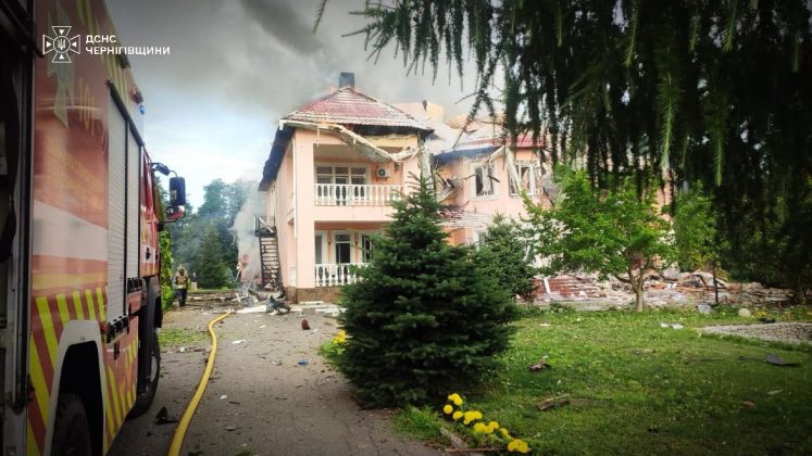 Пошкоджений пансіонат після удару дрона на Чернігівщині