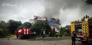 На Чернігівщині дрони спричинили п’ять пожеж у трьох районах Рятувальники ліквідовують пожежу після атаки безпілотника на Чернігівщині