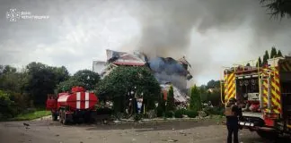 Рятувальники ліквідовують пожежу після атаки безпілотника на Чернігівщині