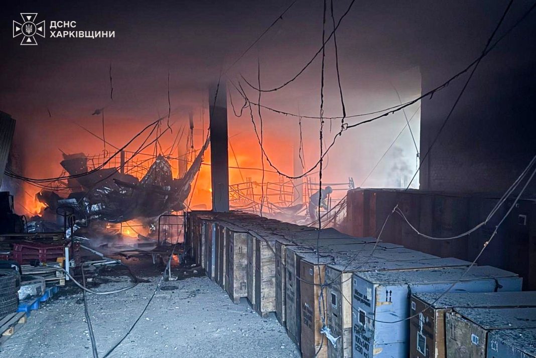 Пожежа у вантажному відділенні пошти в Ізюмі Рятувальники ДСНС ліквідовують пожежу у вантажному відділенні пошти в Ізюмі