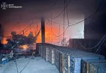 Рятувальники ДСНС ліквідовують пожежу у вантажному відділенні пошти в Ізюмі