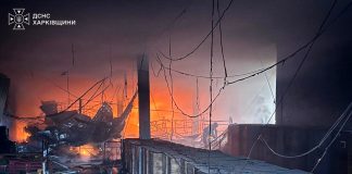 Рятувальники ДСНС ліквідовують пожежу у вантажному відділенні пошти в Ізюмі