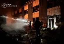 У Запоріжжі після атаки БпЛА горів торговельний об’єкт на 900 м² Рятувальники ліквідовують пожежу у пошкодженому торговельному об’єкті Запоріжжя