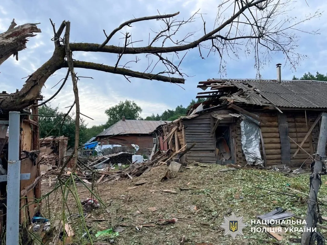 Наслідки атаки безпілотника на Сумщині Поліцейські документують наслідки атаки безпілотника на Сумщині