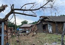 На Сумщині внаслідок атак дронів загинули четверо людей, дев’ятеро поранені Поліцейські документують наслідки атаки безпілотника на Сумщині