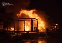 Росія вбила трьох водіїв «Нової пошти» ударом по Сумах Пожежа після удару РФ по об’єкту Нової пошти у Сумах