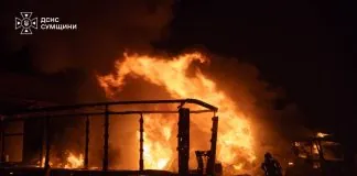 Росія вбила трьох водіїв «Нової пошти» ударом по Сумах Пожежа після удару РФ по об’єкту Нової пошти у Сумах