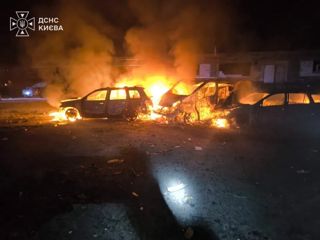 Горять автівки в Києві після нічного удару РФ