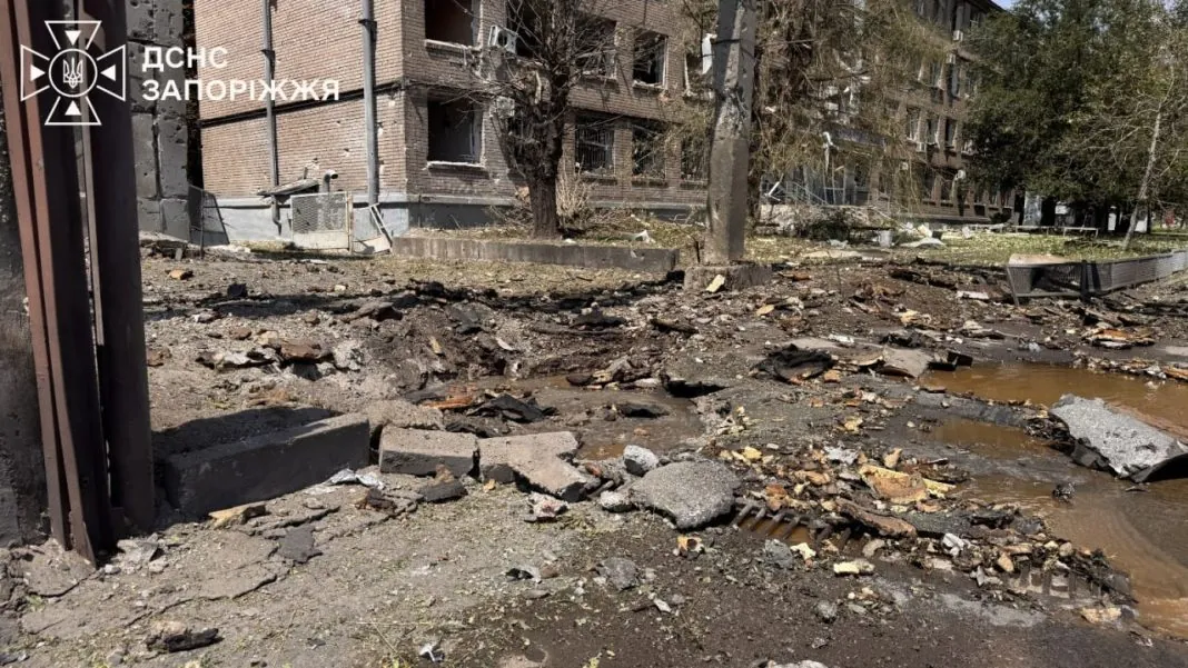 Рятувальники ліквідовують наслідки удару КАБами по Запоріжжю