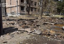 Рятувальники ліквідовують наслідки удару КАБами по Запоріжжю
