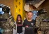 Співробітник СБУ під час слідчих дій у справі про підготовку теракту