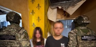 Співробітник СБУ під час слідчих дій у справі про підготовку теракту