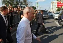 Путін спілкується з людьми на вулиці під час візиту до Санкт-Петербурга