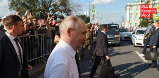 Путін спілкується з людьми на вулиці під час візиту до Санкт-Петербурга