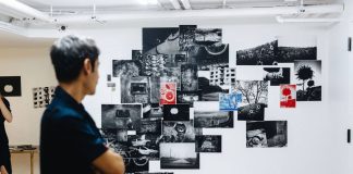 Відвідувач розглядає фотографії Джайлза Дьюлі на виставці