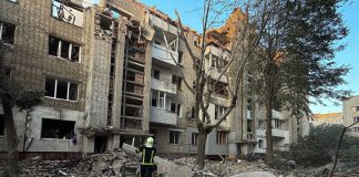Росія вдарила ракетами по Львову: постраждали 26 людей Рятувальники працюють біля пошкодженого ракетним ударом житлового будинку у Львові