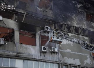 Зеленський відреагував на наслідки нічної атаки РФ Завали житлового будинку після ракетного удару