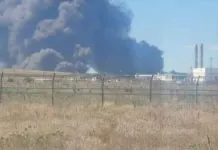Густий чорний дим над промислово-термінальною зоною порту Тамань після атаки дронів