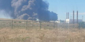Дрони атакували район порту Тамань: у промисловій зоні спалахнула пожежа Густий чорний дим над промислово-термінальною зоною порту Тамань після атаки дронів