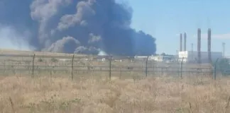 Густий чорний дим над промислово-термінальною зоною порту Тамань після атаки дронів