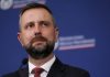 Міністр оборони Польщі закликав молодих українців служити в Україні Міністр оборони Польщі Владислав Косіняк-Камиш виступає на пресконференції